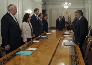 Russia's President Vladimir Putin (back) and other high-ranked officials observe a minute of silence for victims of the Malaysia Airlines Boeing 777 plane crash before a meeting on economic issues at the Novo-Ogaryovo state residence outside Moscow July 17, 2014. REUTERS/Alexei Druzhinin/RIA Novosti/Kremlin