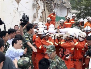 Chinese Premier Li Keqiang (in white shirt) instructing relief workers at the earthquake zone in the town of Longtoushan in Ludian County in southwest China's Yunnan Province Monday, Aug. 4, 2014. (Photo: Yao Dawei-AP)