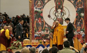 His Holiness greets the audience before he begins his talk at the Central Cultural Palace in Ulaanbaatar, Mongolia, November 9, 2011. Photo: anglihel.com