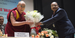 Dr. A.K. Gadpayale welcoming His Holiness the Dalai Lama with flowers at the start of his talk at Dr. Ram Manohar Lohia Hospital in New Delhi, India on January 20, 2015. Photo/Tenzin Choejor/OHHDL