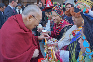Members of the Tibetan community welcoming His Holiness the Dalai Lama on his arrival at his hotel in Washington DC, USA on February 3, 2015. Photo/Jeremy Russell/OHHDL