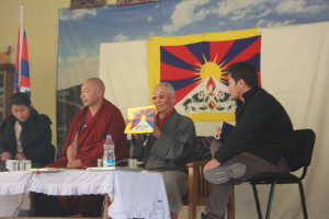 Narkyid Ngawang Dhondup explaining the Tibetan national flag's historical back ground, flanked by Namgyal Dolkar Lhagyari (far left), Geshe Monlam Tharchin (left) and Dorjee Tseten (right).