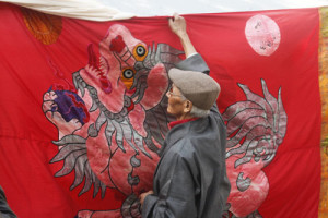 Narkyid Ngawang Dhondup, former mayor of Lhasa unveiling the Tibetan military flag.