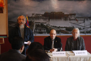 Professor Elliot Sperling flanked by Tashi Tsering on the left and Dr Roberto Vitali on the right.