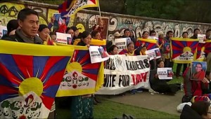 Tibetans hold flags and pictures of prominent Tibetan monk, Tenzin Delek Rinpoche, 65, during a protest in Sydney in this still frame taken from video July 22, 2015. REUTERS/Sydney Tibetan Community/Handout via Reuters TV