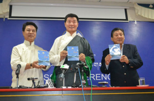 Sikong (middle) releasing new DVD on Middle Way Approach.