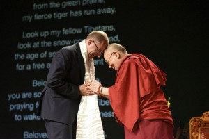 His Holiness offering Tibetan ceremonial scarf to Michael Brand. (Source: lokalo24.de)