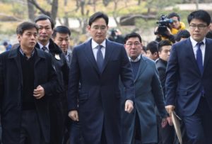Samsung Group chief, Jay Y. Lee, arrives at the Seoul Central District Court in Seoul, South Korea, February 16, 2017.   Shin Wong-soo/News1 via REUTERS